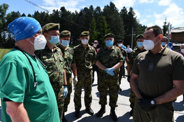 Pacijenti u Novom Pazaru smešteni i u vojne šatore u dvorištu