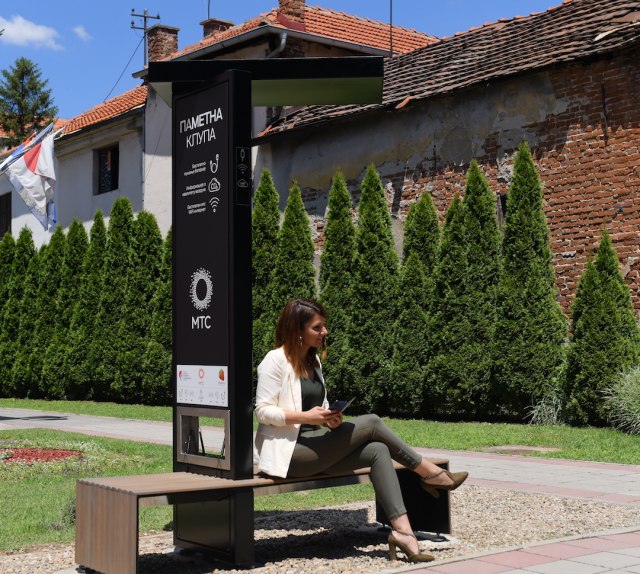Telekom postavio pametnu klupu u Leskovcu