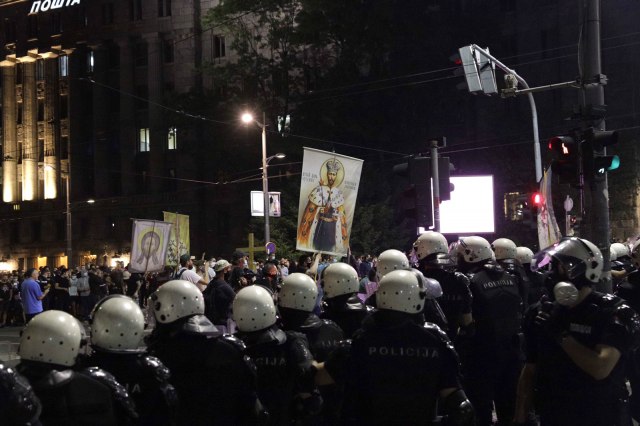 Ambasada SAD u Srbiji: Duboko smo zabrinuti; Koordinisani napadi na policiju