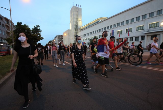 Novosađani blokirali policijsku stanicu, pa Varadinski most