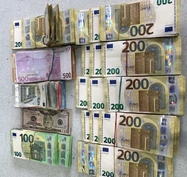 Carinici pronašli više od 170.000 evra ušivenih u prsluk FOTO