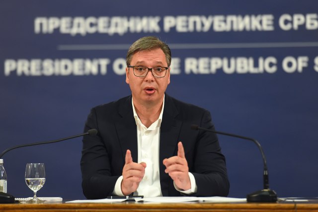 Vučić: Plate i penzije u Srbiji neće padati, imaćemo novca