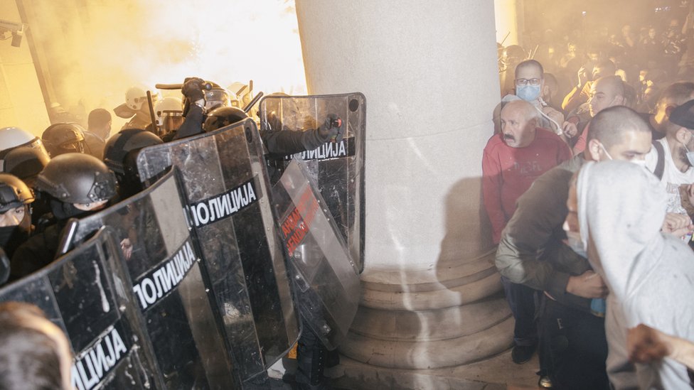 Protesti u Srbiji: Navodi o suðenjima po hitnom postupku i kršenju prava demonstranata