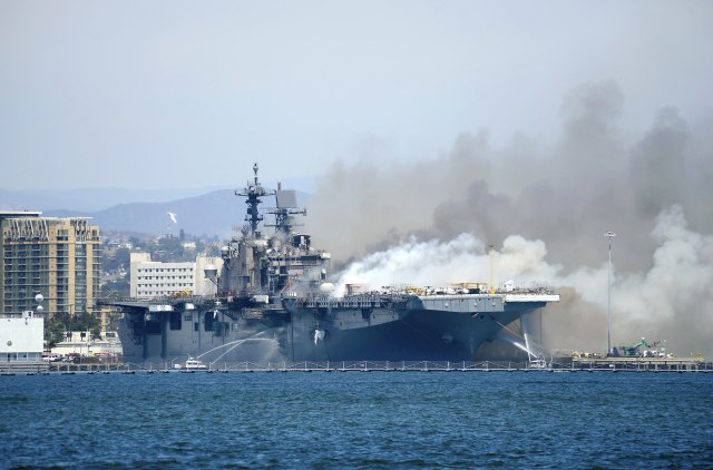Gori američki vojni brod: Ima povređenih FOTO/VIDEO
