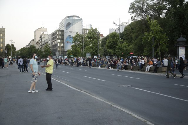 Ispred Skupštine manji broj građana, među njima i Srđan Nogo FOTO