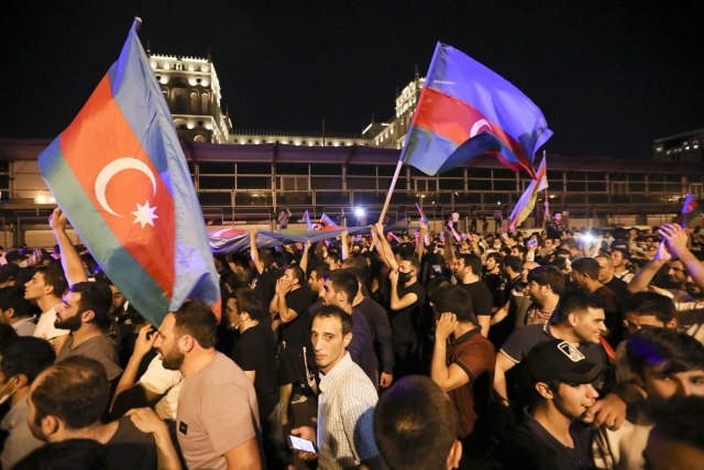 Ljudi izašli na ulice, traže rat protiv Jermenije FOTO