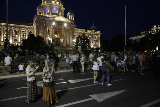 Na protestu u Beogradu nekoliko desetina demonstranata, bez medija i policije FOTO