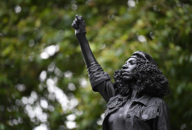 Sklonjena statua crne demonstrantkinje u Bristolu