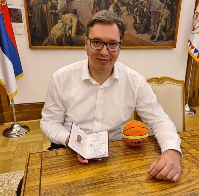 Vučić ponovo student, pokazao novi indeks: Krećem u ostvarenje dečačkih snova FOTO