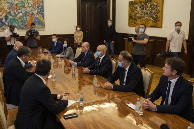 Počeo sastanak u Predsedništvu: Kod Vučića naprednjaci