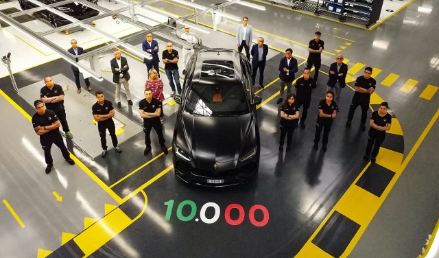 Upala im kašika u med: Lamborghini već napravio 10.000 SUV vozila