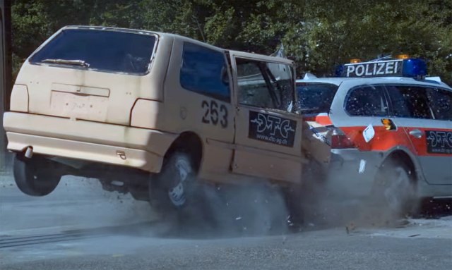 Šta se dešava kada stari FIAT Uno udari u BMW novije generacije VIDEO