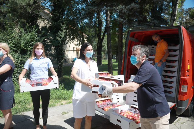 I Nele se prikljuèio Mozzartovoj akciji - 30 tona voæa za medicinare u svim kovid bolnicama u Srbiji