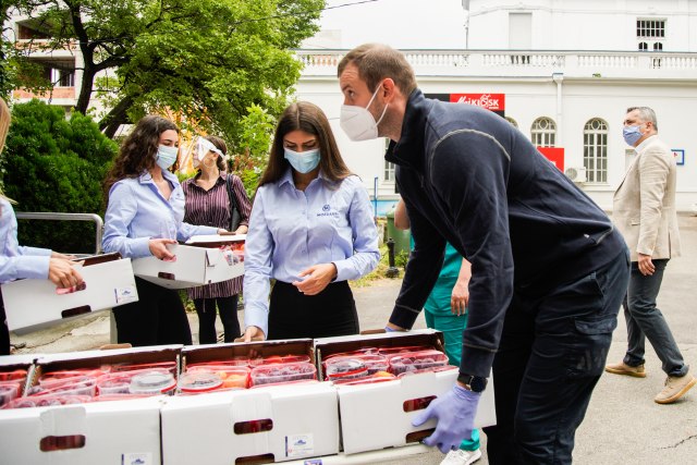 Svim kovid bolnicama u Srbiji donirano ukupno 40 tona voæa – Mozzart