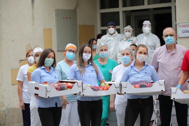 Više od 300 zaposlenih Mozzarta danonoæno isporuèivali vitaminske pakete u sve srpske kovid bolnice