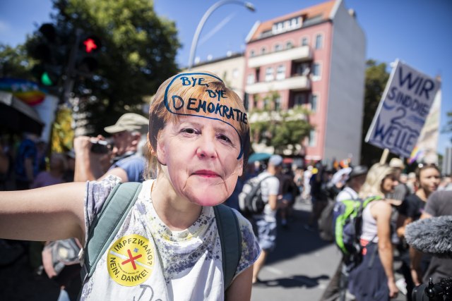 Hiljade ljudi na ulicama protiv novih mera - "Misli! Nemoj da nosiš masku!" VIDEO/FOTO