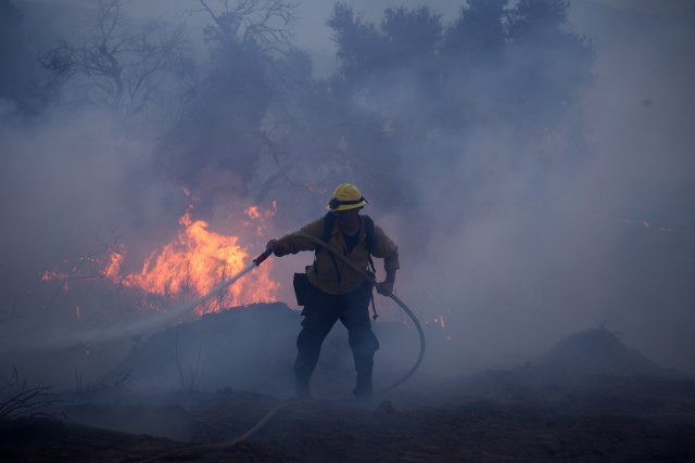 Vatra guta sve pred sobom - evakuisane hiljade ljudi u Kaliforniji, vatrogasci nemoæni VIDEO/FOTO