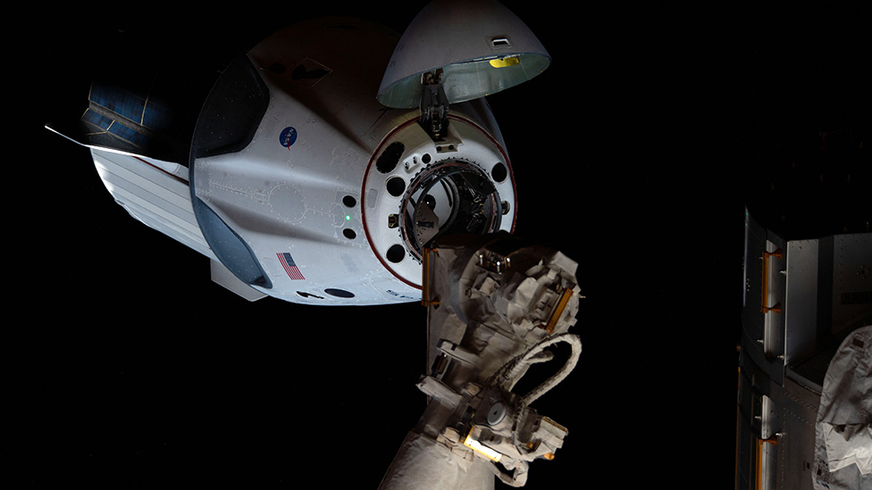 NASA, Spejs Iks i letovi u svemir: Astronauti se spuštaju iz svemira u okean