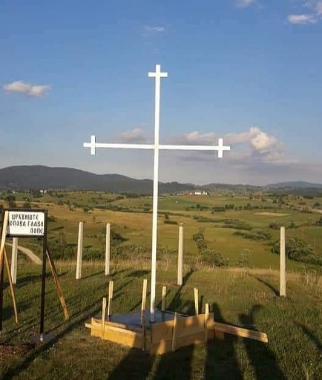 Nepoznati vandali polomili krst u selu kod Tutina: Pre nekoliko dana u blizini postavljena i albanska zastava