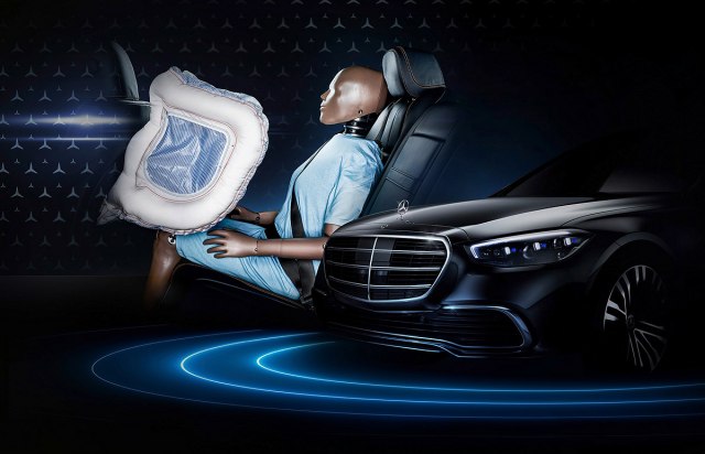 Mercedes uvodi prvi vazdušni jastuk za putnike na zadnjem sedištu