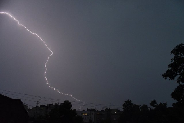 Stižu nepogode, RHMZ izdao upozorenje - oluja i grad naroèito u dva dela Srbije FOTO
