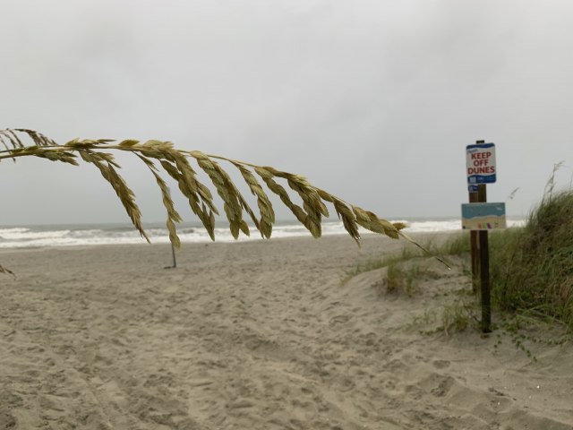 Oluja postala uragan - pitanje trenutka kad æe se sruèiti na Karolinu VIDEO/FOTO
