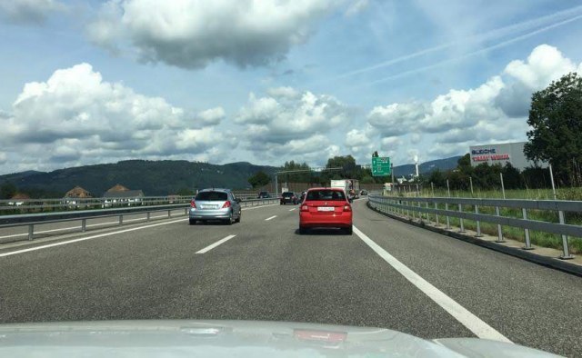 "Road Mafia" on Serbian highways again: Drivers do not notice they're deceived VIDEO