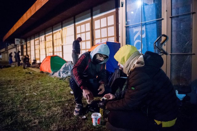 Oko 100 migranata spreèeno da ilegalno uðe u Maðarsku: Bacali kamenje na policiju i peli se po ogradi