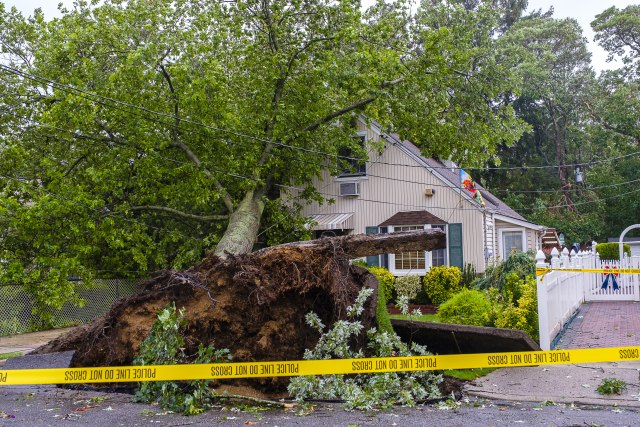 Isajas odneo najmanje četiri života - u Njujorku počupao drveće, Filadelfija pod vodom VIDEO/FOTO