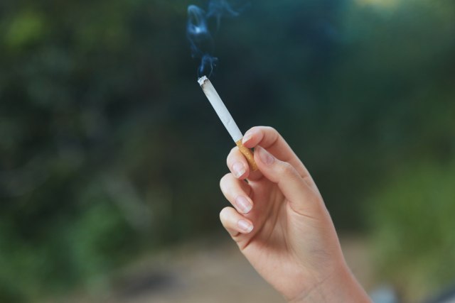 Pušaèi u Srbiji ipak se ne menjaju: Tokom epidemije cigarete najèešæe kupovali na trafici