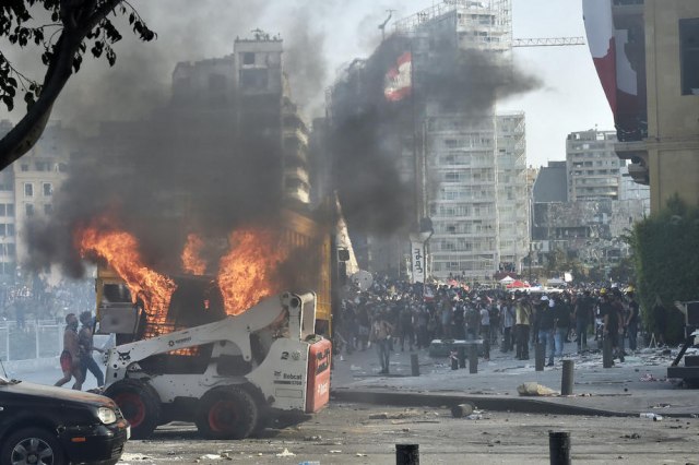 Bejrut: Požar na ulazu u parlamentarni trg, na demonstrante suzavac VIDEO