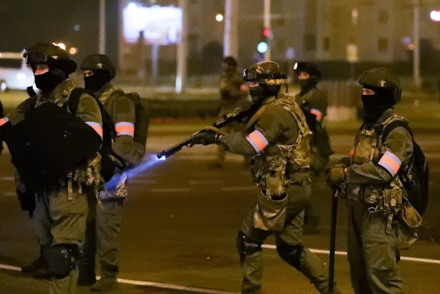 Policija u Minsku upotrebila novu metodu protiv demonstranata VIDEO/FOTO