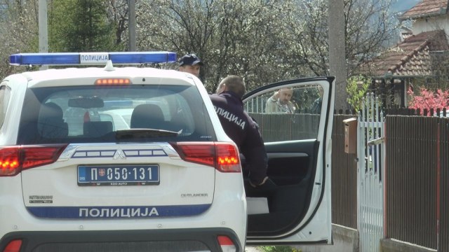 Uhapšena četvorica u Prijepolju: Udarali i vređali devojku, flašama gađali vozila