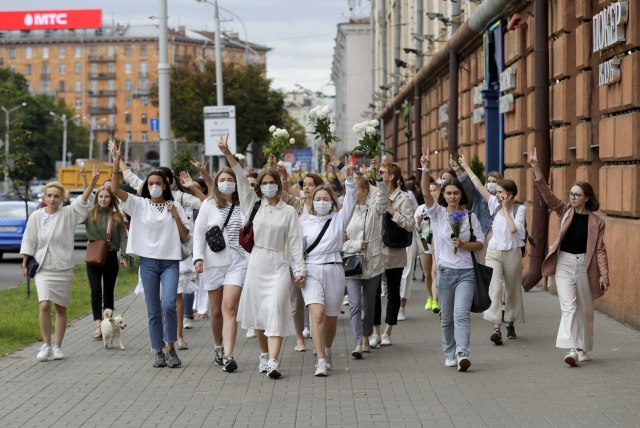 Devojke u belom formirale ljudski lanac: S belim ružama u znak solidarnosti FOTO/VIDEO