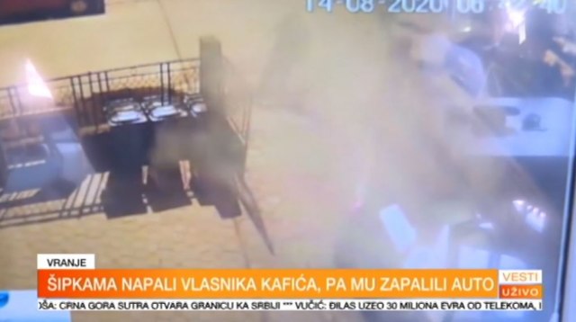 Snimak napada u Vranju: Vlasnik kafiæa se zakljuèao u autu, ubacili mu baklju kroz prozor