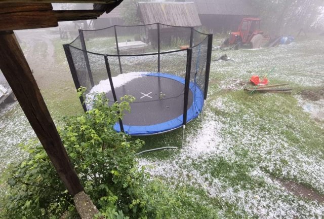 Olujno nevreme u Prijepolju, krupni grad naneo štetu poljoprivrednicima FOTO