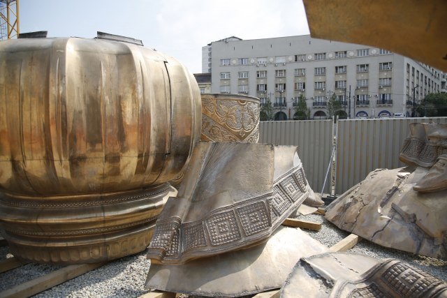 "Prisustvujemo istoriji": Poèelo postavljanje spomenika Stefanu Nemanji FOTO/VIDEO