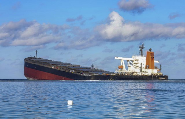 Katastrofa i dalje nema kraj: Prepolovio se brod, još nafte zagađuje tirkiznu vodu