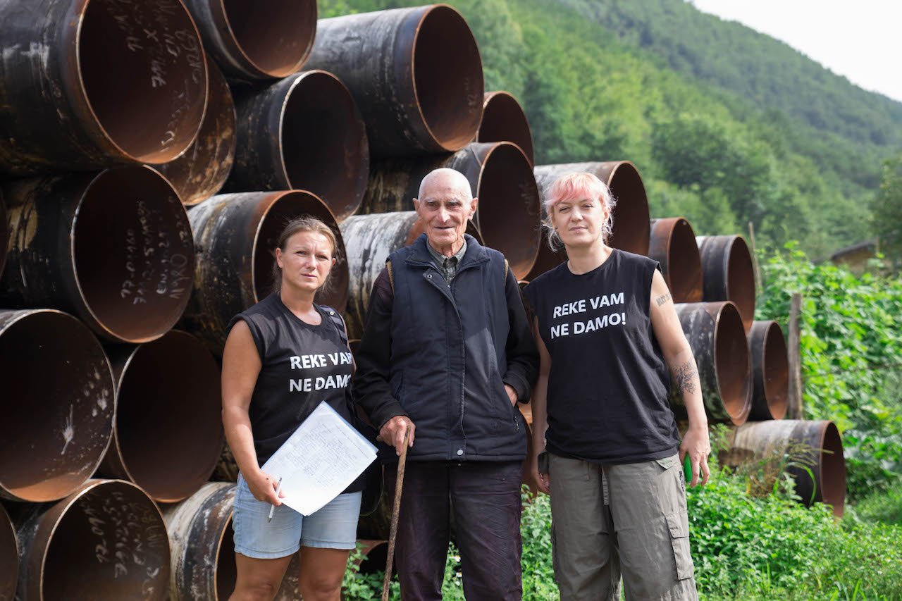 Nensila Radojković (desno) i aktivistkinja Dušica Jovanović su 2018. u Rakiti skupljale potpise meštana za peticiju Unesku za zaštitu Stare planine kao svetske baštine/BBC/Lazara Marinković