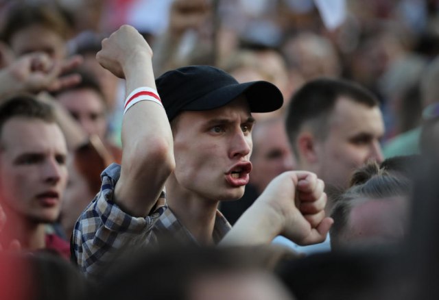 Makron poziva EU da se mobiliše na strani demonstranata u Belorusiji