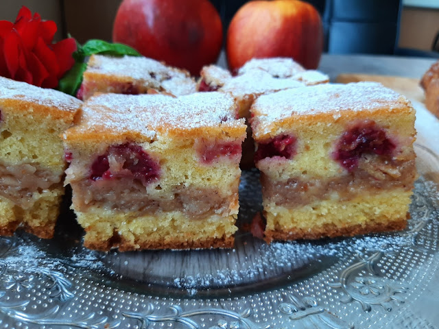 Sočna lenja pita sa jabukama i malinama