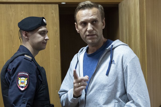 Poznato ko je Navaljnom doneo "otrovano" piæe VIDEO