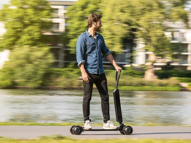 Novi Zakon regulisaće i električne trotinete – samo po trotoaru i maksimalno 6 km/h