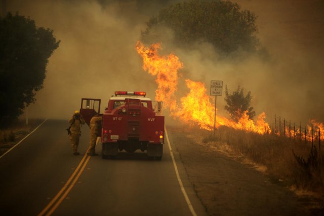 Požari besne širom Kalifornije: Hiljade evakuisano, vatrena stihija guta šume i domove; ima poginulih FOTO