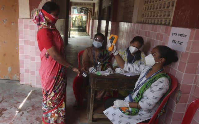 Broj zaraženih koronavirusom u Indiji blizu tri miliona