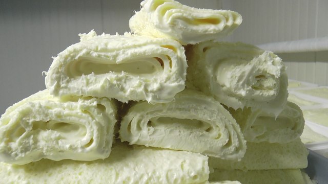 Nekada hrana za sirotinju, danas delikates: Na Suvoboru prave jedinstveni rolovani kajmak FOTO