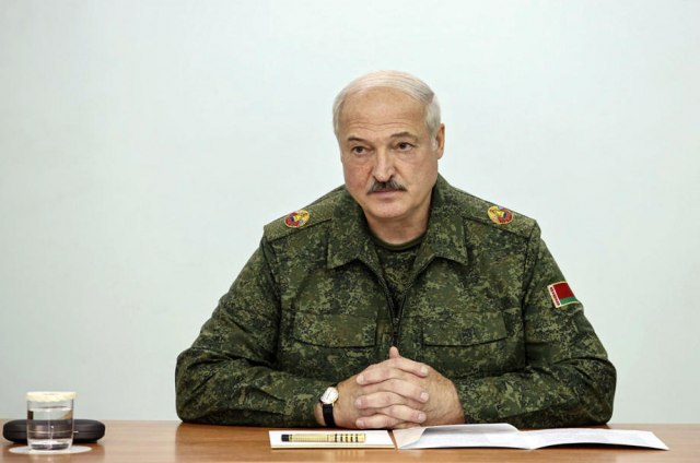 Lukašenko sa automatskom puškom stigao u rezidenciju VIDEO