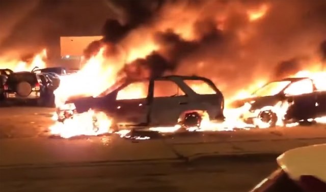 Demonstranti zapalili skoro 100 automobila VIDEO
