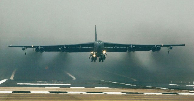 Saopštenje američke komande za Evropu: Šest američkih bombardera ide preko 30 zemalja...
