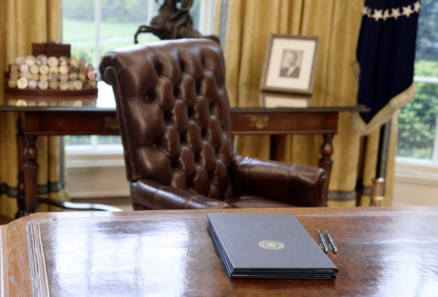 Stigao odgovor na Grenelovo "nije taèno": Šta je zaista na stolu u Beloj kuæi?